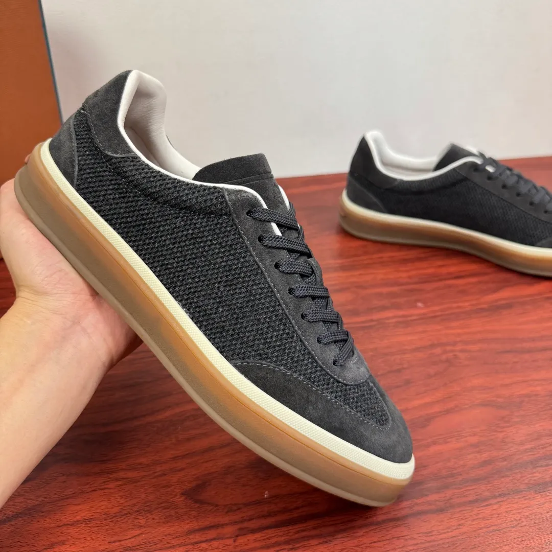 Batch 740 Loro Piana Tennis Walk men's moral training sneakers! These new textured leather tennis shoes feature an ultra-low-top design for year-round wear and are water-resistant. The wrapped sole creates an effortlessly attractive color combination that harmoniously blends functionality with understated style. The ideal footwear option for urban dressing. The heel is decorated with a soft calfskin tongue with Kummel color inserts and an embossed LP logo. Cotton shoelaces. Material: Upper: Gray woven stitching with cowhide accents! Sole: Rubber lining: Cow leather original rubber sole, excellent foot comfort, complete package! Size: 39-40-41-42-43-44 leather shoe size (can be customized to 38.4546) Item number: FAM1316 dark gray